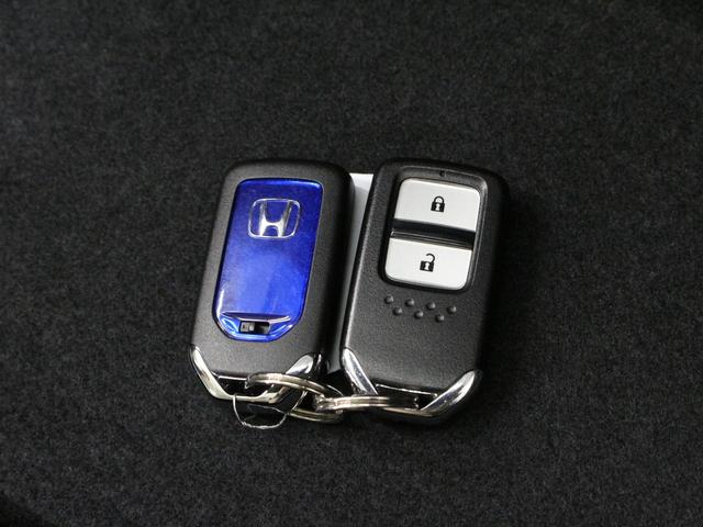 フィットハイブリッド Fパッケージ メモリーナビ Sモードスイッチ スマートキー 禁煙車 電動格納ミラー バックカメラ 横滑り防止装置 ECONスイッチ フルオートエアコン 盗難防止装置 プライバシーガラス フロアマット ETC(71枚目)