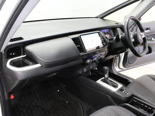 フィット ｅ：ＨＥＶホーム　２トーンカラー　純正９型ナビ　ドラレコ　パーキングセンサー　渋滞追従クルーズ　電子パーキング　ブレーキホールド　オートハイビーム　１オーナー　禁煙　車線維持支援　ハーフレザー　本革巻ステアリング（36枚目）