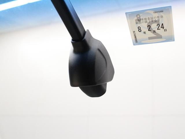 フィット ｅ：ＨＥＶホーム　純正８型ナビ　前後ドラレコ　渋滞追従クルーズ　電子パーキング　パーキングセンサー　ブレーキホールド　オートハイビーム　ワンオーナー　ハーフレザー　本革巻ステアリング　純正１６ＡＷ　Ｂｌｕｅｔｏｏｔｈ（8枚目）