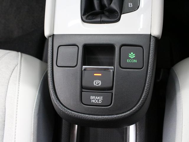 フィット ｅ：ＨＥＶホーム　純正８型ナビ　前後ドラレコ　渋滞追従クルーズ　電子パーキング　パーキングセンサー　ブレーキホールド　オートハイビーム　ワンオーナー　ハーフレザー　本革巻ステアリング　純正１６ＡＷ　Ｂｌｕｅｔｏｏｔｈ（11枚目）