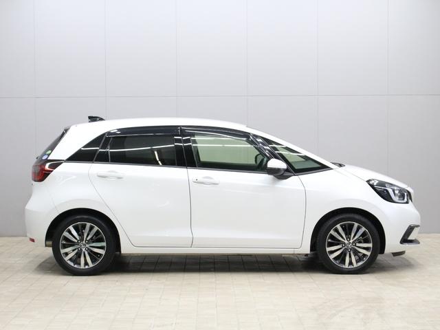 フィット ｅ：ＨＥＶホーム　純正８型ナビ　前後ドラレコ　渋滞追従クルーズ　電子パーキング　パーキングセンサー　ブレーキホールド　オートハイビーム　ワンオーナー　ハーフレザー　本革巻ステアリング　純正１６ＡＷ　Ｂｌｕｅｔｏｏｔｈ（28枚目）