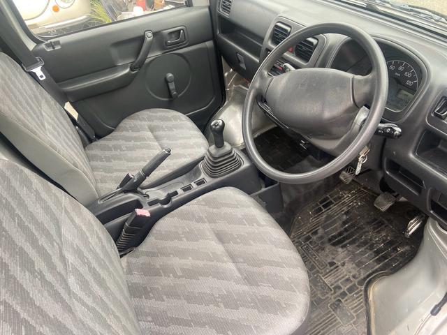 キャリイトラック 　エアコン　パワステ　５速ミッション　車検２０２７年６月　リベライザー　マット　バイザー　三方開　鳥居付　走行７２０００ＫＭ　修復無（10枚目）