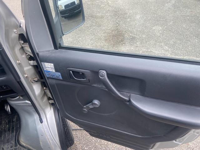 キャリイトラック 　エアコン　パワステ　５速ミッション　車検２０２７年６月　リベライザー　マット　バイザー　三方開　鳥居付　走行７２０００ＫＭ　修復無（11枚目）