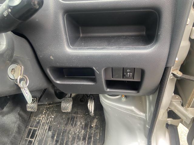 キャリイトラック 　エアコン　パワステ　５速ミッション　車検２０２７年６月　リベライザー　マット　バイザー　三方開　鳥居付　走行７２０００ＫＭ　修復無（12枚目）