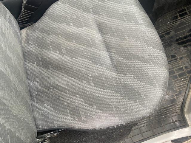 キャリイトラック 　エアコン　パワステ　５速ミッション　車検２０２７年６月　リベライザー　マット　バイザー　三方開　鳥居付　走行７２０００ＫＭ　修復無（17枚目）