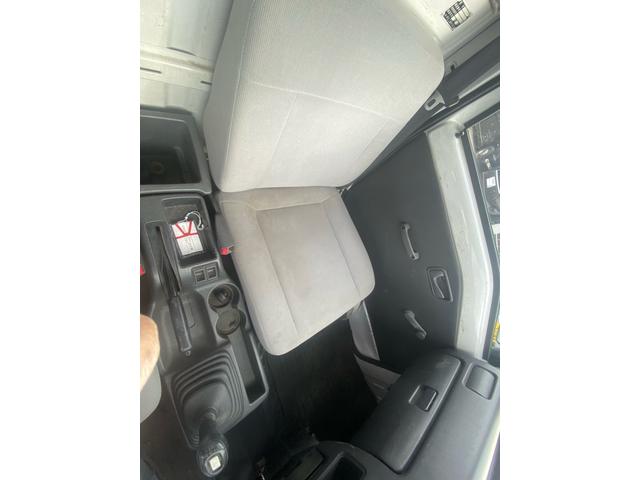 サンバートラック 　ダンプ　雷・厚板ダンプ　４ＷＤ　Ｔベルト交換済み　同色全塗装　５速ミッション　エアコン　パワステ　車検整備付（17枚目）