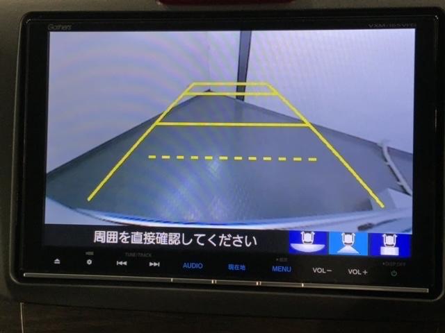リバースギアに入れるだけで後方の表示へ切り替わります。夜間や雨の日の駐車も楽になりますよ。