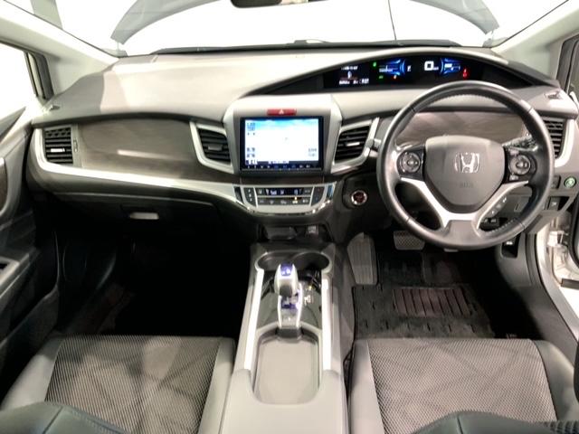 使いやすいレイアウトのダッシュボード周辺です。オートエアコンや小物入れなど嬉しい装備が満載です。