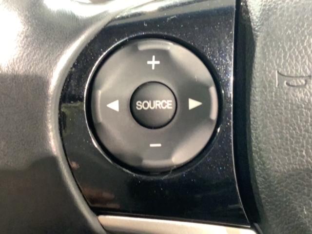 ステアリングにオーディオ操作スイッチが付いています。オーディオ画面に直接タッチしなくても操作が出来ますので、運転に集中できます。