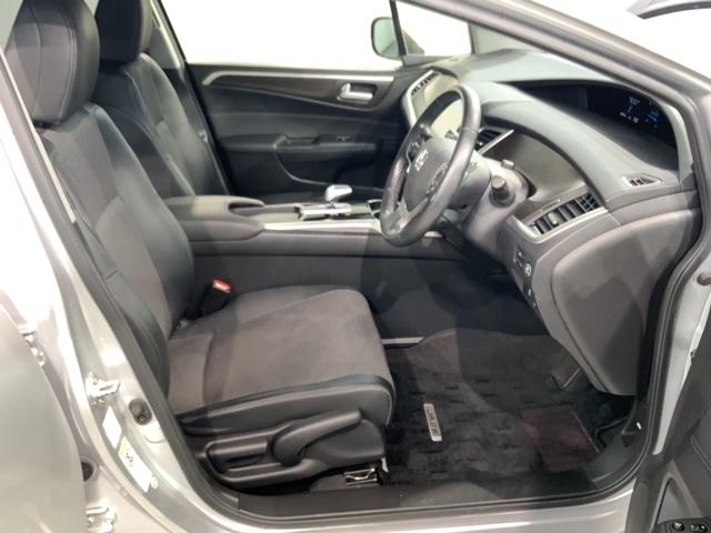 程よい硬さとホールド性が高くロングドライブも疲れにくいシートです。