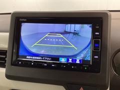 リバースギアに入れるだけで後方の表示へ切り替わります。夜間や雨の日の駐車も楽になりますよ。 5