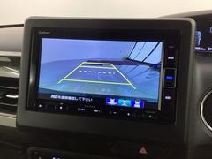 リバースギアに入れるだけで後方の表示へ切り替わります。夜間や雨の日の駐車も楽になりますよ。 6
