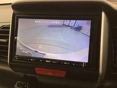 リバースギアに入れるだけで後方の表示へ切り替わります。夜間や雨の日の駐車も楽になりますよ。 6