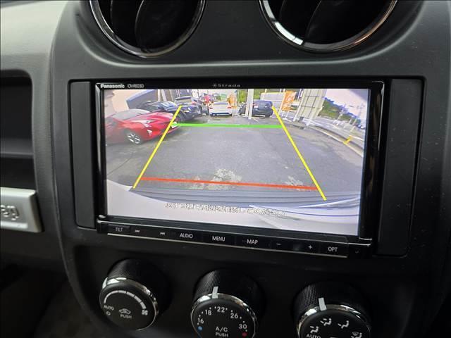 【バックカメラ】駐車時に後方がリアルタイム映像で確認できます。大型商業施設や立体駐車場での駐車時や、夜間のバック時に大活躍！運転スキルに関わらず、今や必須となった装備のひとつです！