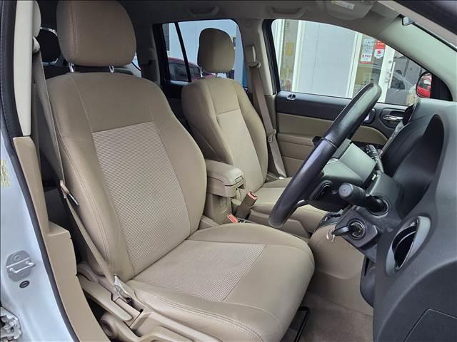 運転席シート廻りは使用感も少なく、良好な状態となっています！シートカバーなどもお好みでオーダーが可能です！お気軽にスタッフまで！