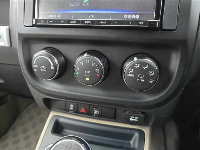 【オートエアコン】一度お好みの温度に設定すれば、車内の温度を検知し風量や温度を自動で調整。暑い…寒い…と何度もスイッチ操作をする必要はありません。快適な車内空間には必須の機能ですね♪