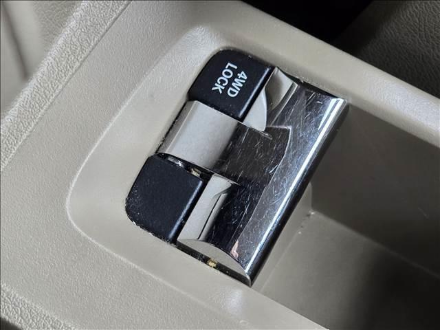 パートタイム４ＷＤなので、こちらのレバーで２ＷＤ、４ＷＤを切り替え可能です！