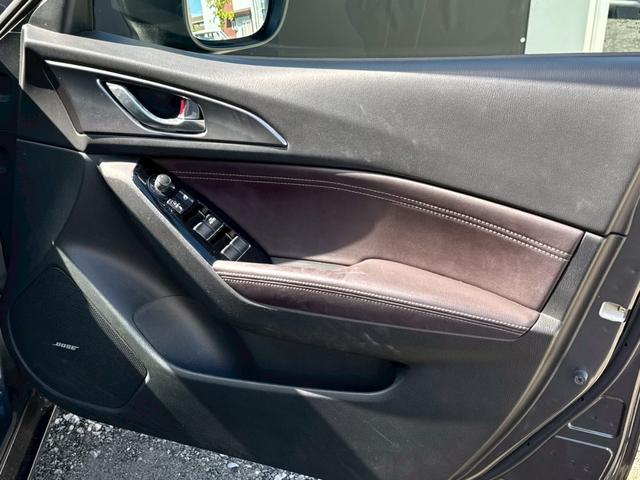 アクセラスポーツ ２２ＸＤ　Ｌパッケージ　サンルーフ　ＢＯＳＥ　衝突防止　黒革シート　電動パーキング　レーダークルーズコントロール　マツダコネクトナビ　フルセグ　バックカメラ　ＥＴＣ　スマートキー　プッシュスタート　ＢＳＭ　レーンキープ（34枚目）