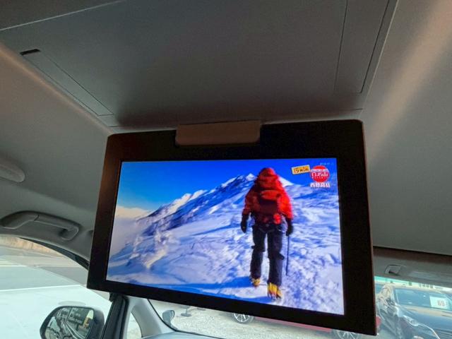 ヴェルファイア ２．４Ｚ　ゴールデンアイズ　禁煙　　純正９インチナビＴＶ　フリップダウン　Ｂｌｕｅｔｏｏｔｈ　ＤＶＤ再生　両側電動スライドドア　電動リアゲート　１９インチアルミ　ＨＩＤヘッド　ハーフレザー　Ｗエアコン　ウッドコンビハンドル（6枚目）