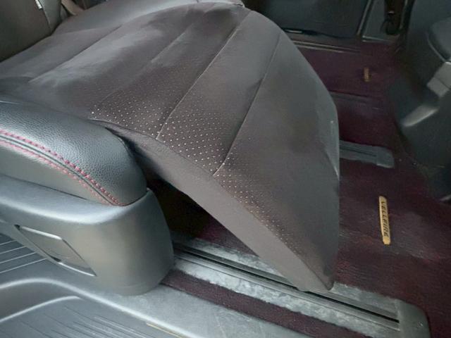 ヴェルファイア ２．４Ｚ　ゴールデンアイズ　禁煙　　純正９インチナビＴＶ　フリップダウン　Ｂｌｕｅｔｏｏｔｈ　ＤＶＤ再生　両側電動スライドドア　電動リアゲート　１９インチアルミ　ＨＩＤヘッド　ハーフレザー　Ｗエアコン　ウッドコンビハンドル（11枚目）