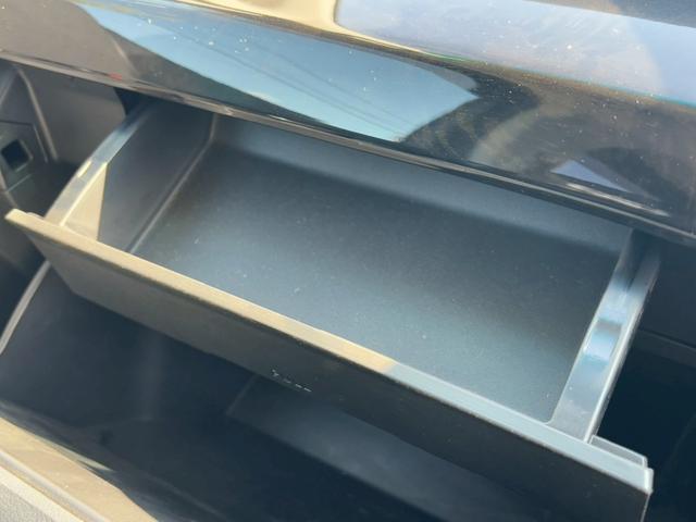 ヴェルファイア ２．４Ｚ　ゴールデンアイズ　禁煙　　純正９インチナビＴＶ　フリップダウン　Ｂｌｕｅｔｏｏｔｈ　ＤＶＤ再生　両側電動スライドドア　電動リアゲート　１９インチアルミ　ＨＩＤヘッド　ハーフレザー　Ｗエアコン　ウッドコンビハンドル（43枚目）