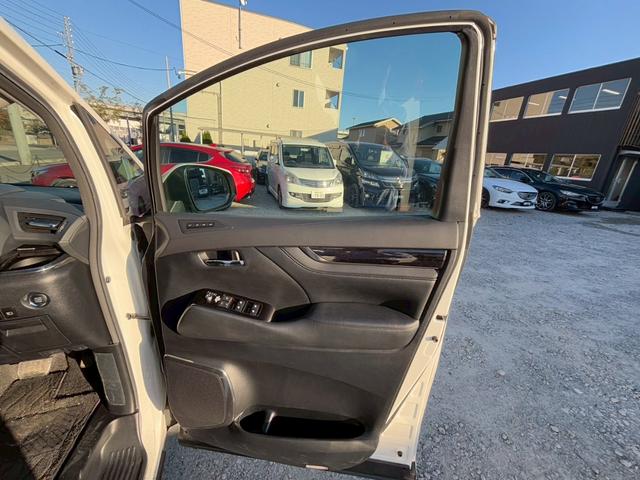 アルファード ２．５Ｓ　Ｃパッケージ　ユーザー買取　禁煙１オーナー　サンルーフ　純正ナビ　フリップダウン　ブラインドスポットモニター　フルセグ　ＤＶＤ再生　Ｂｌｕｅｔｏｏｔｈ　デジタルインナーミラー　黒革シート　レーダークルーズ　両側電動（52枚目）