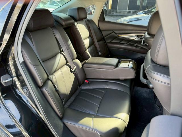 フーガハイブリッド VIPパッケージ フルレザー 衝突軽減 シートH/C 純正ナビ バック/サイドカメラ レーダークルーズ 後席シートヒーター オットマン リアサンシェード 電動シート シートメモリー オートライト(11枚目)