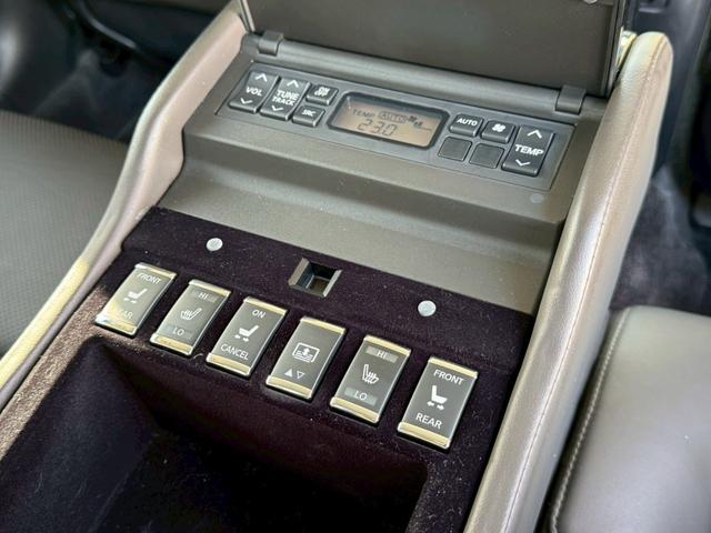 フーガハイブリッド VIPパッケージ フルレザー 衝突軽減 シートH/C 純正ナビ バック/サイドカメラ レーダークルーズ 後席シートヒーター オットマン リアサンシェード 電動シート シートメモリー オートライト(42枚目)