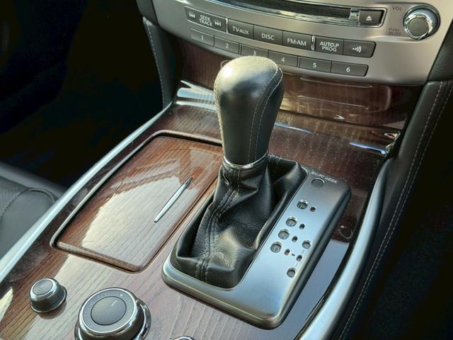 フーガハイブリッド VIPパッケージ フルレザー 衝突軽減 シートH/C 純正ナビ バック/サイドカメラ レーダークルーズ 後席シートヒーター オットマン リアサンシェード 電動シート シートメモリー オートライト(44枚目)