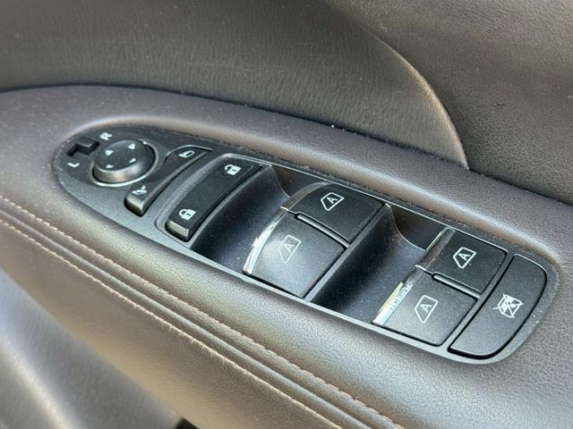 フーガハイブリッド VIPパッケージ フルレザー 衝突軽減 シートH/C 純正ナビ バック/サイドカメラ レーダークルーズ 後席シートヒーター オットマン リアサンシェード 電動シート シートメモリー オートライト(45枚目)