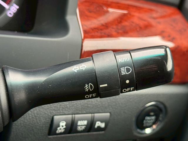 ヴェルファイア ２．４Ｚ　プラチナセレクションＩＩ　ナビＴＶ　フリップダウン　両側電動スライド　電動リアゲート　スマートキー　ＥＴＣ　クリアランスソナー　オットマン　フォグランプ　純正１８インチアルミホイール　電動格納ミラー　後席エアコン（56枚目）