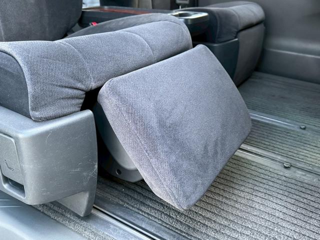 運転席シートは大きなしわや破れなどなく、きれいな状態です。