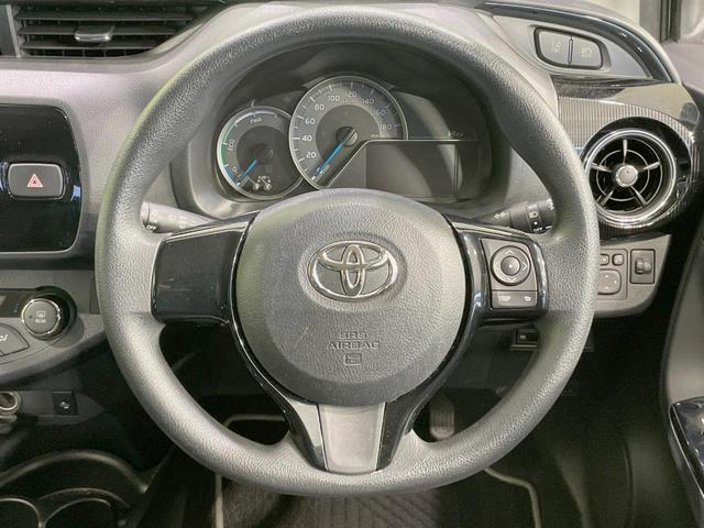 ヴィッツ ハイブリッドＦ　セーフティーエディションＩＩ　純正ナビ　セーフティセンス　禁煙車　スマートキー　Ｂｌｕｅｔｏｏｔｈ再生　ＥＴＣ　オートマチックハイビーム　フォグライト　オートエアコン　ドラレコ　クリアランスソナー　オートライト（11枚目）