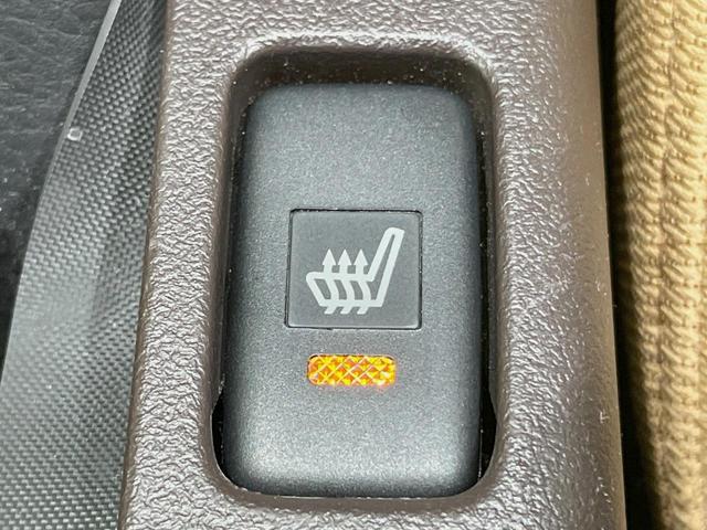 コペン ローブ　ＳＤナビ　禁煙車　ＬＥＤヘッドライト　シートヒーター　革巻きステアリング　スマートキー　Ｂｌｕｅｔｏｏｔｈ再生　ＥＴＣ　ステアリングスイッチ　純正１６インチアルミ　ブラックルーフ（4枚目）