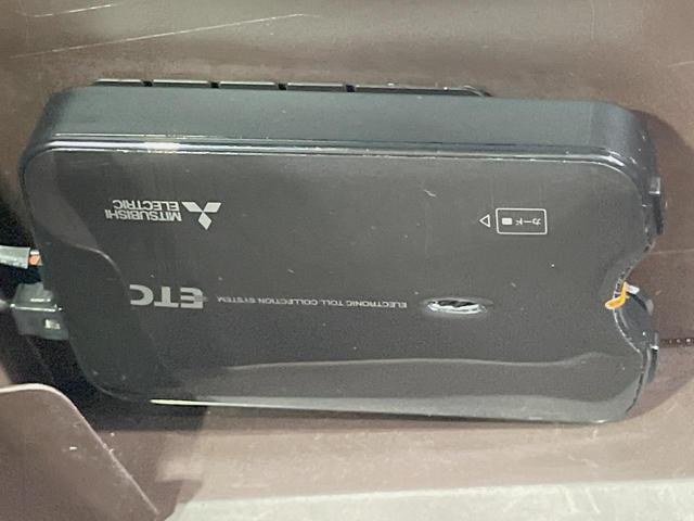 コペン ローブ　ＳＤナビ　禁煙車　ＬＥＤヘッドライト　シートヒーター　革巻きステアリング　スマートキー　Ｂｌｕｅｔｏｏｔｈ再生　ＥＴＣ　ステアリングスイッチ　純正１６インチアルミ　ブラックルーフ（5枚目）