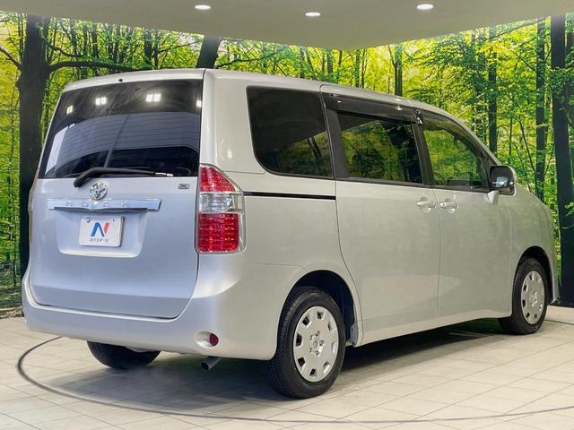 ノア Ｘ　禁煙車　ＥＴＣ　オートエアコン　キーレスエントリー　盗難防止装置　ドアバイザー　プライバシーガラス　電動格納ミラー（16枚目）