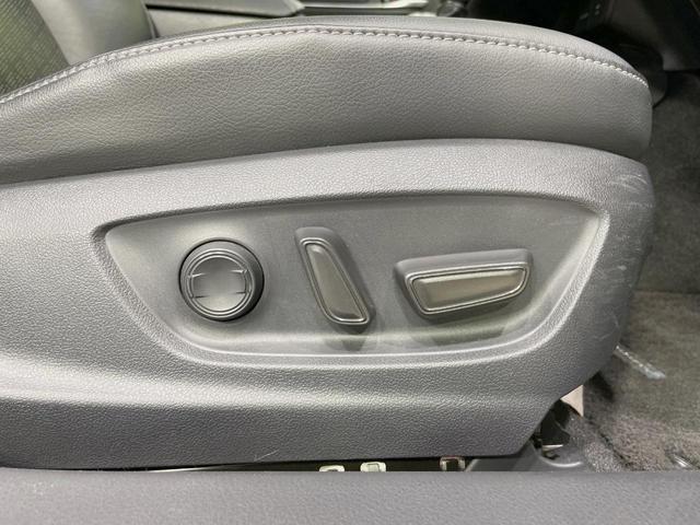 カムリ ＷＳレザーパッケージ　禁煙車　ツートンカラー　メーカーナビ　本革シート　セーフティセンス　ブラインドスポットモニター　バックカメラ　シートヒーター　パワーシート　シートヒーター　純正１８インチアルミ　ＥＴＣ（7枚目）