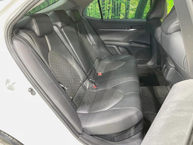 カムリ ＷＳレザーパッケージ　禁煙車　ツートンカラー　メーカーナビ　本革シート　セーフティセンス　ブラインドスポットモニター　バックカメラ　シートヒーター　パワーシート　シートヒーター　純正１８インチアルミ　ＥＴＣ（9枚目）