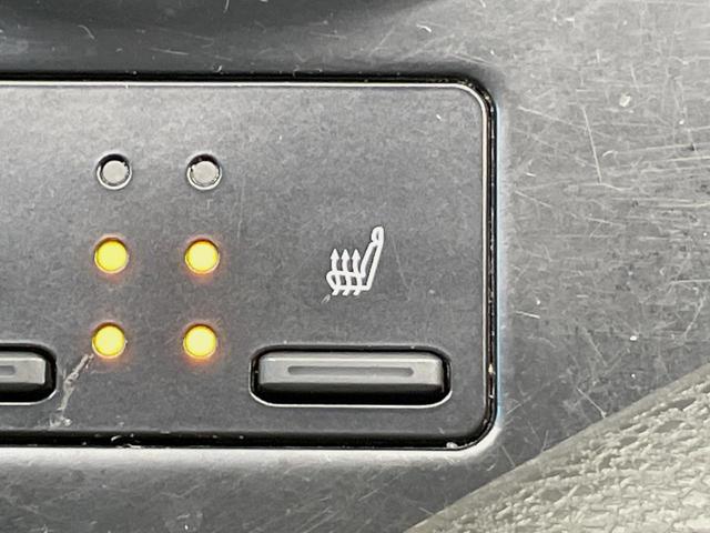 カムリ ＷＳレザーパッケージ　禁煙車　ツートンカラー　メーカーナビ　本革シート　セーフティセンス　ブラインドスポットモニター　バックカメラ　シートヒーター　パワーシート　シートヒーター　純正１８インチアルミ　ＥＴＣ（51枚目）