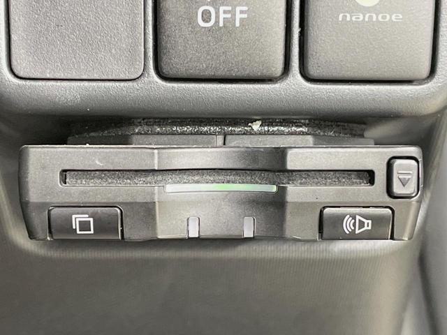 アクア Ｇ　ＳＤナビ　禁煙車　スマートキー　シートヒーター　ＥＴＣ　オートライト　オートエアコン　ＤＶＤ再生　フルセグ　革巻きステアリング　アームレスト　ステアリングスイッチ　盗難防止装置　プライバシーガラス（5枚目）