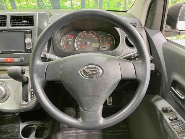 �C���e���A�ɍ��킹���f�U�C���̃X�e�A�����O�́A�^�]�������̂��Ƃ��l���A�^�]���₷���`��A�傫���ł��B�����x�A���ۂɐG���Ă��m���߂��������B