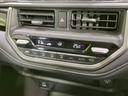 【オートエアコン】一度お好みの温度に設定すれば、車内の温度を検知し風量や温度を自動で調整。暑い…寒い…と何度もスイッチ操作をする必要はありません。快適な車内空間には必須の機能ですね♪