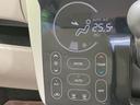 【オートエアコン】一度お好みの温度に設定すれば、車内の温度を検知し風量や温度を自動で調整。暑い…寒い…と何度もスイッチ操作をする必要はありません。快適な車内空間には必須の機能ですね♪