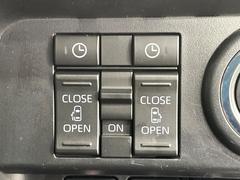 【両側パワースライドドア】スマートキーや運転席のスイッチで後席両側スライドドアの開閉が可能♪電動だから力を入れてドアを開ける必要が無く、小さなお子様でも簡単に開け閉めでき快適です♪ 3