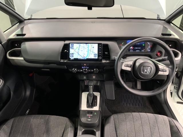 フィット e:HEVホーム HSENSING 新車保証 試乗車 ワンオ-ナ- 前後誤発進抑制機能 助手席エアバッグ 運転席エアバッグ 1オナ LEDライト USB接続 バックカメラ ABS サイドエアバッグ フルセグTV 記録簿(9枚目)