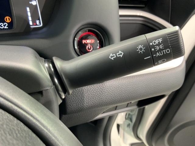 フィット e:HEVホーム HSENSING 新車保証 試乗車 ワンオ-ナ- 前後誤発進抑制機能 助手席エアバッグ 運転席エアバッグ 1オナ LEDライト USB接続 バックカメラ ABS サイドエアバッグ フルセグTV 記録簿(12枚目)