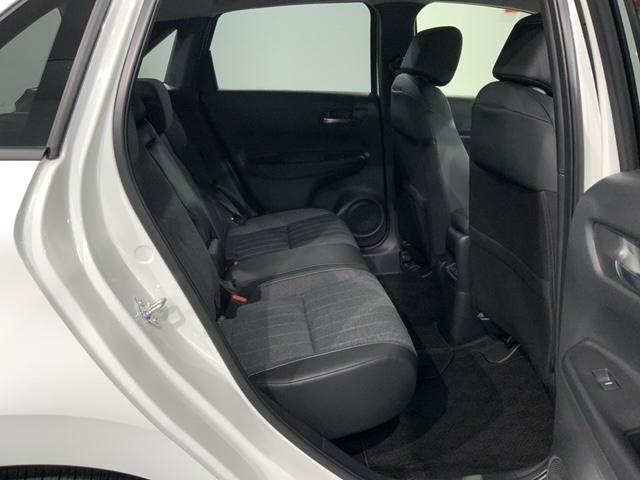フィット e:HEVホーム HSENSING 新車保証 試乗車 ワンオ-ナ- 前後誤発進抑制機能 助手席エアバッグ 運転席エアバッグ 1オナ LEDライト USB接続 バックカメラ ABS サイドエアバッグ フルセグTV 記録簿(18枚目)