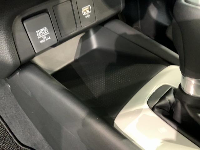 フィット e:HEVホーム HSENSING 新車保証 試乗車 ワンオ-ナ- 前後誤発進抑制機能 助手席エアバッグ 運転席エアバッグ 1オナ LEDライト USB接続 バックカメラ ABS サイドエアバッグ フルセグTV 記録簿(27枚目)