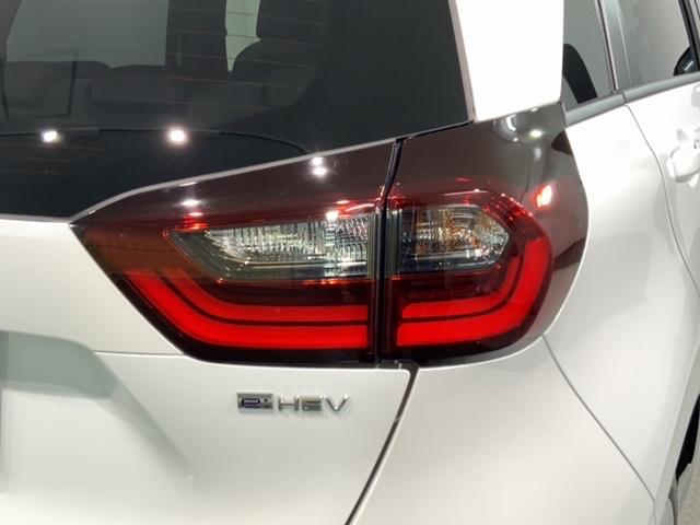 フィット e:HEVホーム HSENSING 新車保証 試乗車 ワンオ-ナ- 前後誤発進抑制機能 助手席エアバッグ 運転席エアバッグ 1オナ LEDライト USB接続 バックカメラ ABS サイドエアバッグ フルセグTV 記録簿(45枚目)