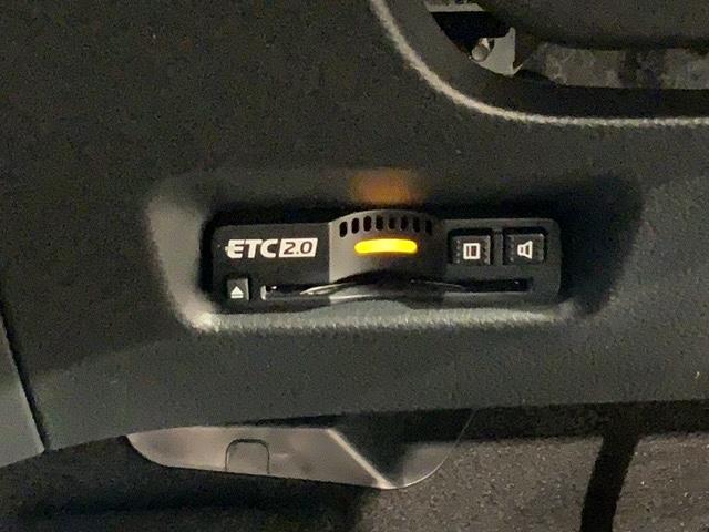 フィット ｅ：ＨＥＶホーム　Ｈ　ＳＥＮＳＩＮＧ　新車保証　試乗車　ワンオ－ナ－　純正ナビ　ＴＶ　Ｒカメラ　ＢＴオ－ディオ　ＥＴＣ　ＬＥＤライト　ＶＳＡ　スマ－トキ－　スペアキー　盗難防止装置　整備記録簿　ＡＡＣ　Ｗエアバッグ（12枚目）